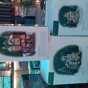 Set of 3 Christmas Village dept 56 like new